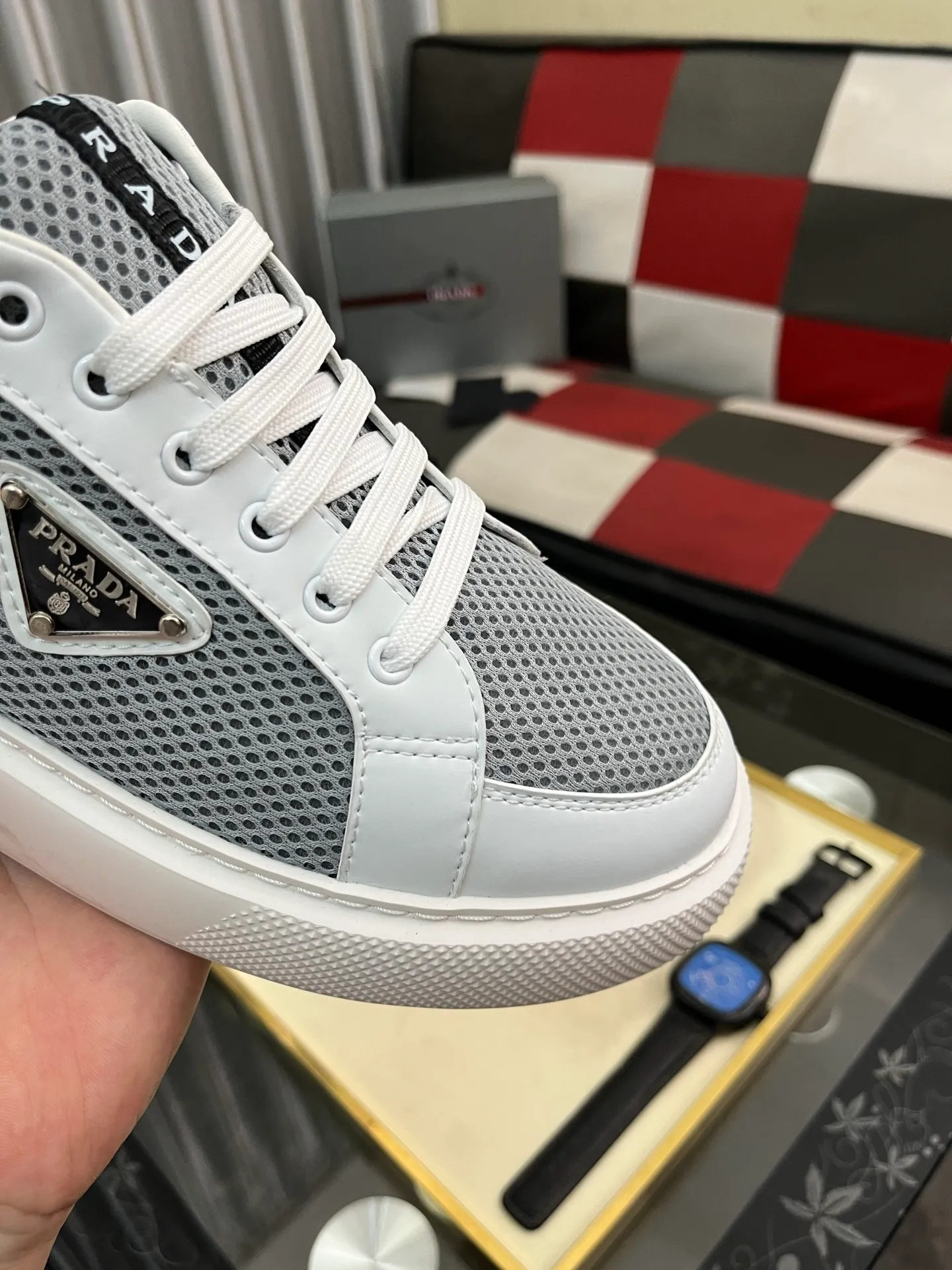 Men's men's shoes💰580⌚️⌚️Prada Prada early spring new model, top original quality, Prada casual sports shoes, made of imported solid color patent leather, spliced mesh cowhide upper, three-dimensional geometric segmentation, multi-color splicing, fashionable and generous, soft, comfortable and breathable. The tongue is decorated with classic letter logo, with fabric lining, cowhide foot pads, matched with P family's exclusive rubber outsole, upper material, breathable knitted fabric imported from Italy The delicate texture is super high-end! Fetal cowhide lining, super soft and comfortable, original molded outsole Size: 38-446️⃣ colors available